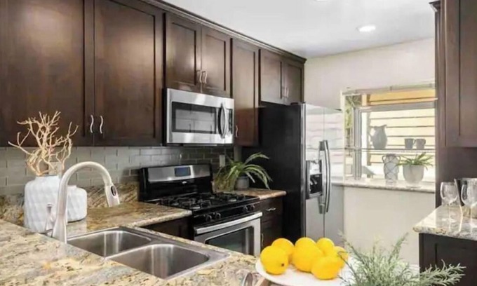 Santa Ana Heights Condo | Stunning Retreat @ South Coast Plaza and Airport