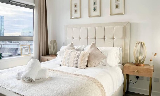 City Centre Glasgow Apartment | Stunning River View City Centre Apartment