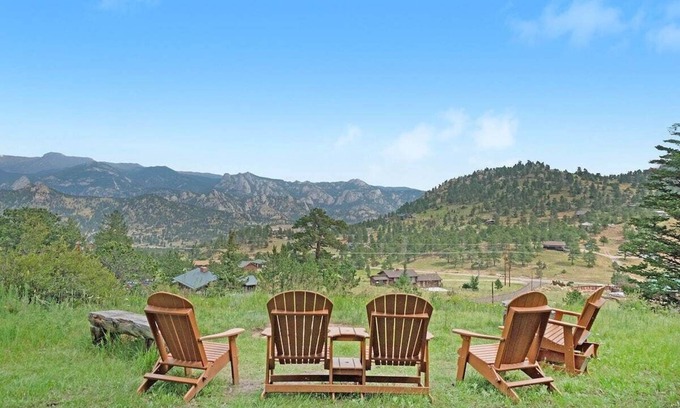 Estes Park Cabin | STUNNING ROCKY MOUNTAIN VIEWS!