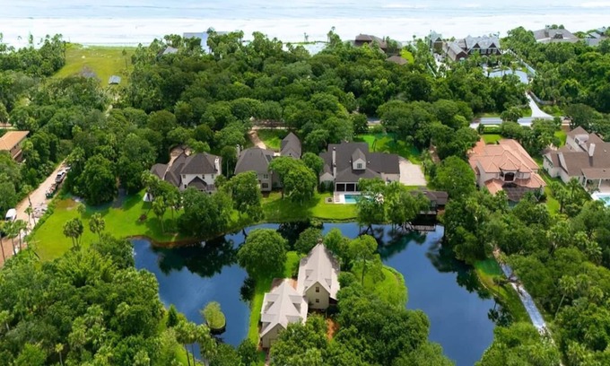 Sawgrass House | Stunning Rustic Waterfront Home