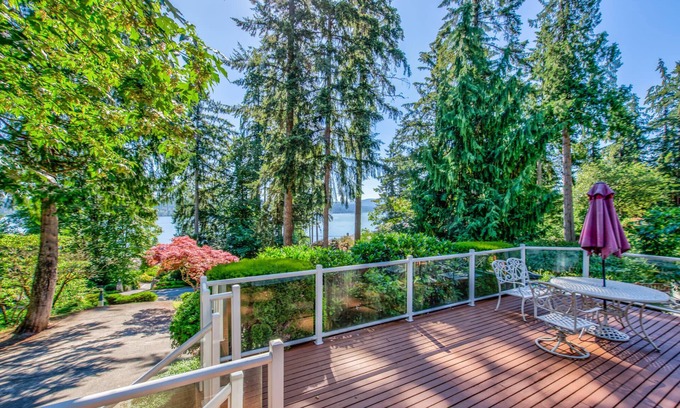 East Lake Hills House | Stunning Sammamish Lake View Home near Weowna Park