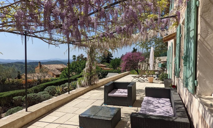 Tourrettes-sur-Loup Villa | Stunning sea views within walking distance of the village