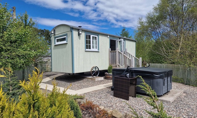 Blairgowrie House | Stunning Shepherds Hut with hot tub in secluded location overlooking mountains