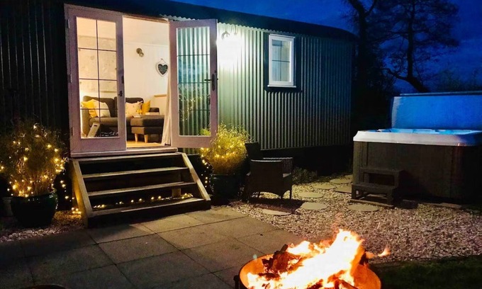 Nantwich Cabin | STUNNING SHEPHERDS HUT WITH HOT TUB IN BEAUTIFUL RURAL CHESHIRE, NEAR NANTWICH