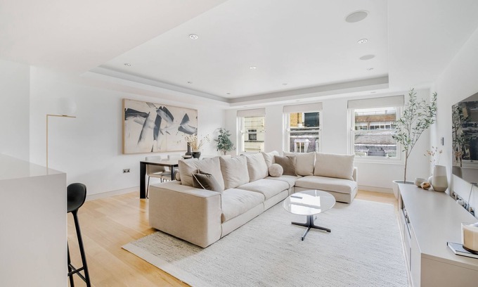 Mayfair Apartment | Stunning single level Mayfair flat with AC & Large living/dining area
