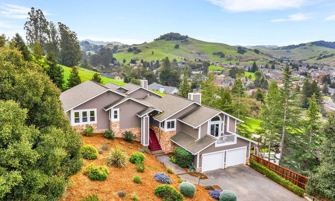 Petaluma House | Stunning Sonoma County Home with Amazing Views