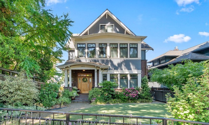 West Queen Anne Apartment | Stunning Space in heart of Queen Anne
