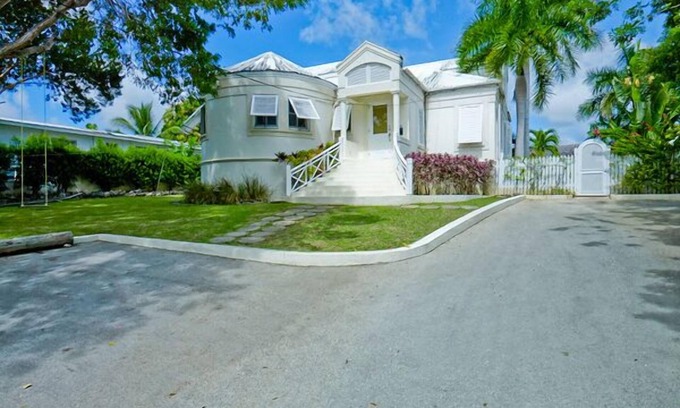 Porters Villa | Stunning & spacious 3 bed villa, Own pool, housekeeper, 3 Min walk to beach.