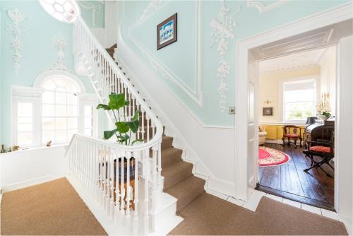 St Neots Villa | Stunning & spacious Georgian town house in St Neots town centre with parking