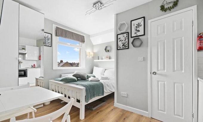 Kensal Green Apartment | Stunning Studio Flat for 2 people in Kensal Green near West Kilburn, Ladbroke Grove and Maida Hill