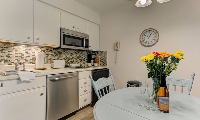 Acme Condo | 🏖️ Stunning Sunset Bay Views @ The Shores | Traverse Bay Views | Moments to the Beach