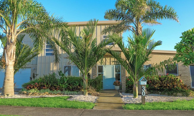 Waihi Beach House | Stunning Surfers 4 Bedroom Beach House