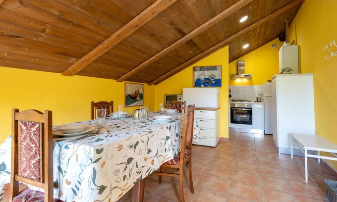 San Damiano dʼAsti Villa | Stunning villa for 5 people with WIFI, pool, TV, patio, pets allowed, panoramic view and parking