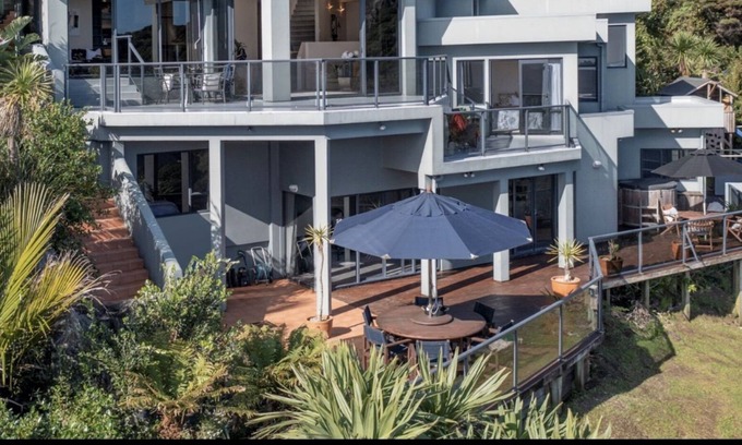 Piha House | Stunning views of Piha beach