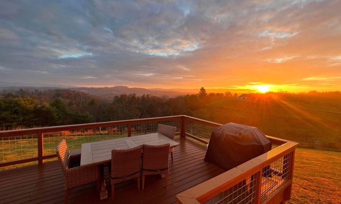 Marshall House | Stunning Views on 10 Acres + Biltmore Pass | Peaceful Artist's Retreat