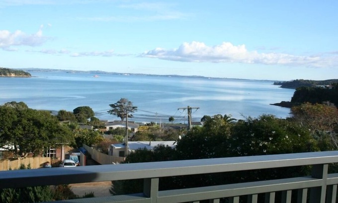Surfdale House | Stunning views over bay and beyond