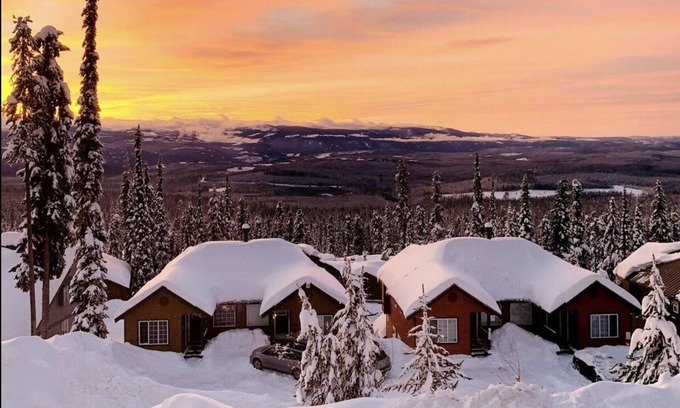 Snow Pine Estates Ski Chalet | Stunning Views, Private Hot Tub, Sleeps 14