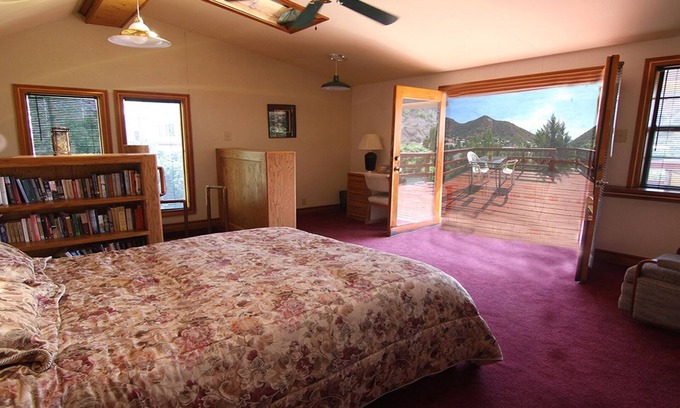 Bisbee House | Stunning views, steps to Main Street. Family and pet-friendly. Wi-fi and parking