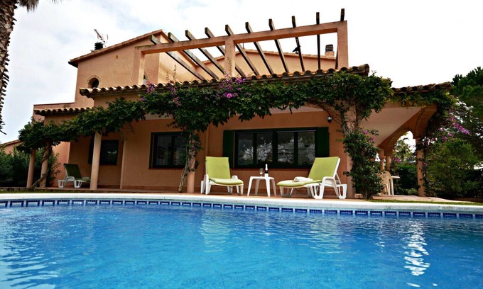 Sant Pere Pescador House | Stunning Villa in Sant Pere Pescador: Pool, A/C, BBQ, Piano, Sleeps 10