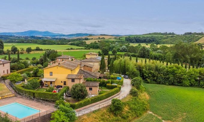 Monteroni d'Arbia House | Stunning villa with A/C, WIFI, pool, TV, patio, pets allowed, panoramic view and parking