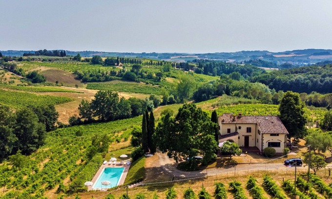 Scandicci House | Stunning villa for 16 people with WIFI, private pool, TV, patio, pets allowed and panoramic view