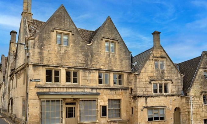 Painswick House | Stunning villa for 19 guests with pool, WIFI, TV and pets allowed