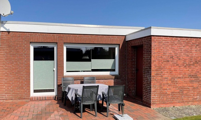 Norddeich House | Stunning villa for 4 guests with WIFI, TV, terrace and parking