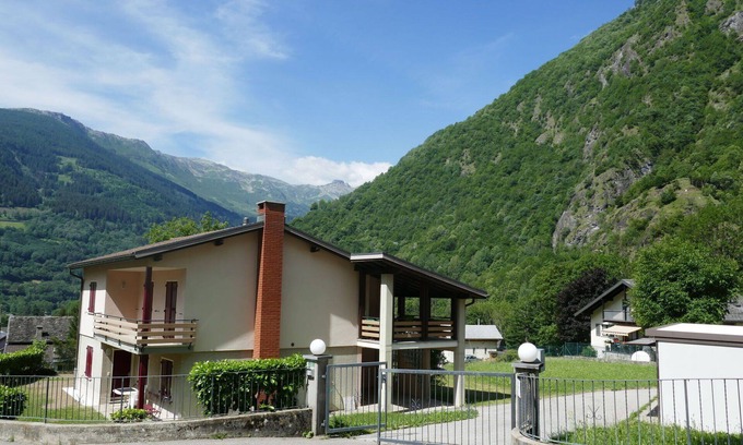 Blenio House | Stunning villa for 5 guests with WIFI, TV, terrace, pets allowed, panoramic view and parking