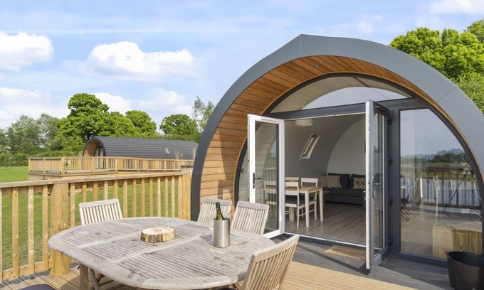 Hertford House | Stunning villa for 6 people with hot tub, TV, terrace and pets allowed