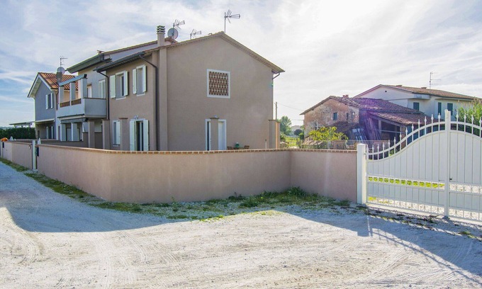 Cascine-La Croce House | Stunning villa for 6 people with WIFI, A/C, TV, patio, pets allowed and parking