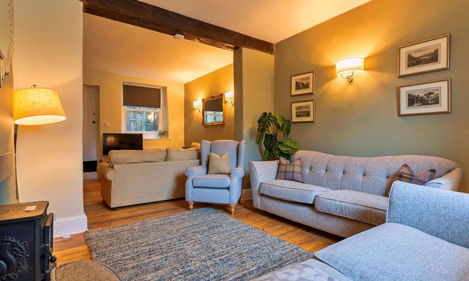 Tideswell House | Stunning villa for 8 people with WIFI, TV and pets allowed