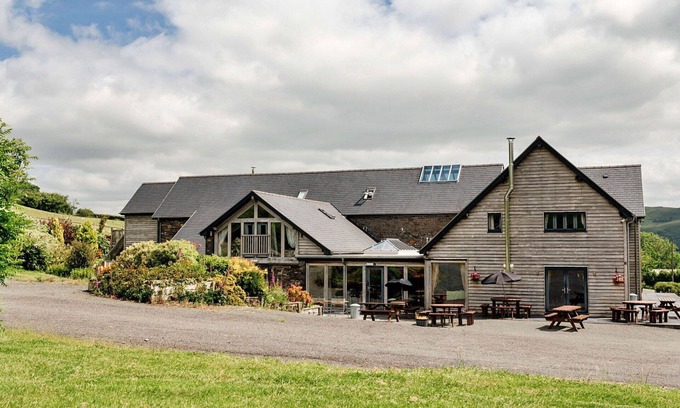 Devils Bridge House | Stunning villa for 19 people with WIFI, hot tub and pets allowed