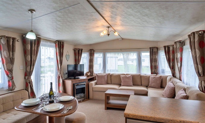 Helston House | Stunning villa for 6 guests with pool, WIFI, terrace and pets allowed
