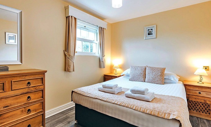 Eaton Mascott House | Stunning villa for 4 people with WIFI, TV and pets allowed