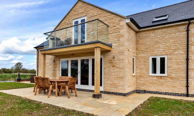 Thurlby House | Stunning villa for 6 guests with WIFI, pets allowed and parking