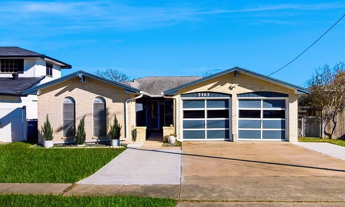 Flour Bluff House | Stunning waterfront home on the canal with large yard & covered patio