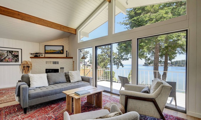 Sidney House | Stunning Waterfront 2-Bedroom Home in Sidney
