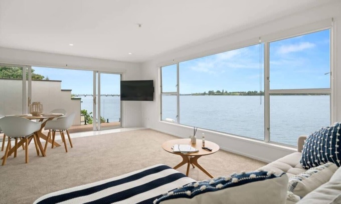 Tauranga Apartment | Stunning Waterfront Apart | w/Balcony | Full Kitchen