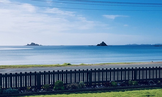 Oakura House | Stunning Waterfront Paradise