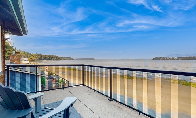 Clinton House | Stunning waterfront townhouse with private deck, full kitchen & water views