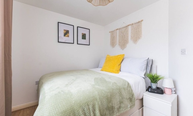 Preston Apartment | Stunning Wembley Flat | 2 Parking + 2 Baths