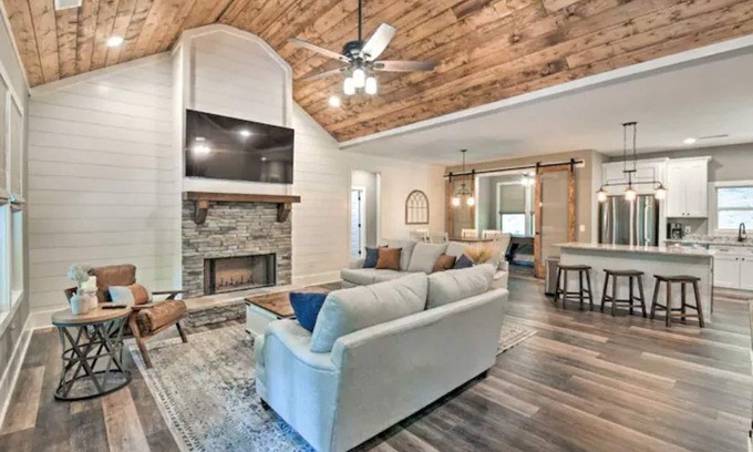 Ellijay Cabin | Stunning Woodsy Retreat w/Hot Tub + Firepit Near Vineyards/Orchards/Downtown