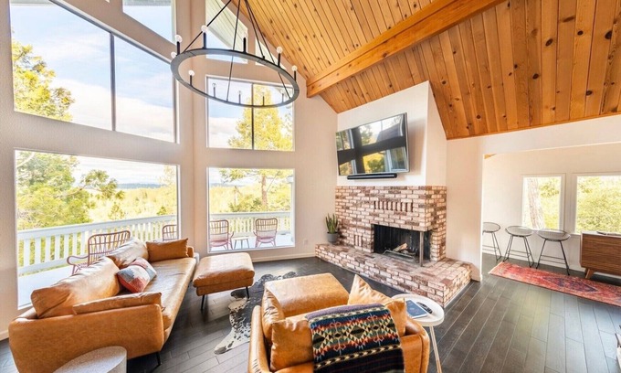 Groveland Ski Chalet | Stunning Yosemite Mountain Views with Luxury accommodations