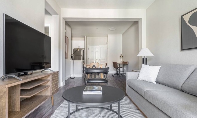 Ryland Apartment | Stylish 1 bed 1 bath apartment- 10 mins from the bay