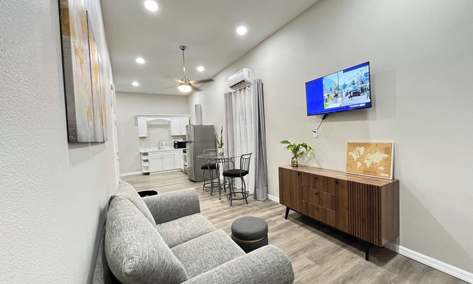 Highpoint House | Stylish 1-BR Hideaway close PIE airport
