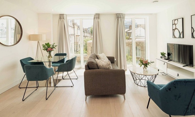 Addison Apartment | Stylish 1BD Flat with Gym and Lift access!