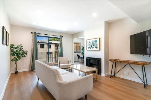 Van Nuys Apartment | Stylish 1BR Near Universal Studios with Parking