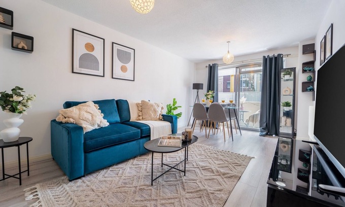 Fitzrovia Apartment | Stylish 1BR with Balcony near Soho