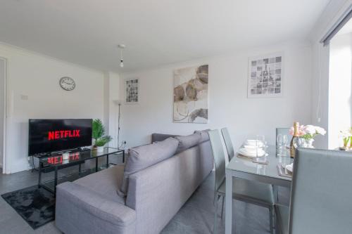 Canning Town North House | Stylish 2 Bed House near O2 Arena, Excel & City Airport