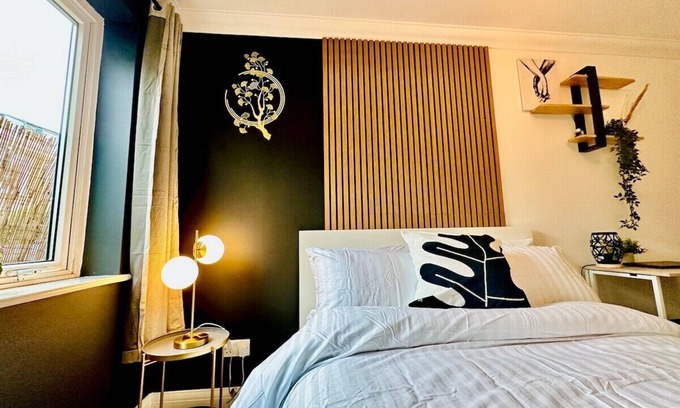 Bromley North Apartment | Stylish 2 Bedroom Flat in Bow Road